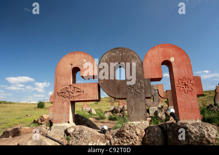 Die Park Buchstaben besteht aus Buchstaben des armenischen Alphabets mit einer Statue des Gründers Saint Mesrob in der Nähe von Mount Stockfoto