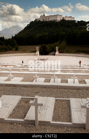 Grabsteine auf dem polnischen Friedhof stehen stolz gegenüber der Abtei in Monte Cassino Stockfoto