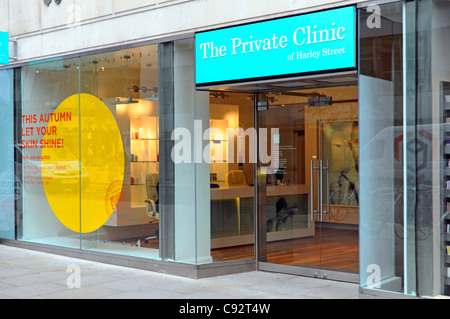 Die Privatklinik von Harley Street Shop vorne und Fenster anzeigen für freie Haut Analyse Stadt London England Großbritannien Stockfoto