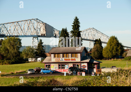 Fat Jack Tabak Hütte fahren durch Lewis und Clark Bridge Columbia River Longview Washington State USA Stockfoto