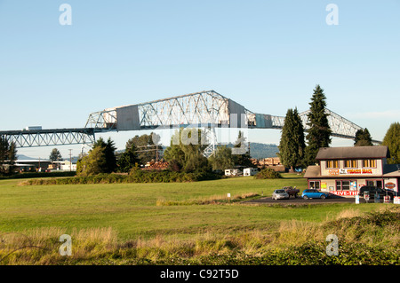 Jacks Tabak Shack Antrieb Trog Lewis und Clark Bridge Columbia River Longview Washington Fett Stockfoto