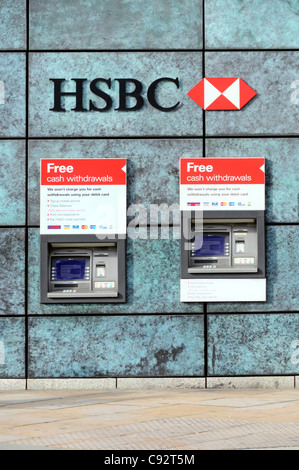 Zwei HSBC Bank ATM Geldautomaten kostenlos Bargeld von einem Loch in der Wand, in den Räumlichkeiten der Bank unten Bank unterzeichnen und Logo in der City von London England UK zurückziehen Stockfoto