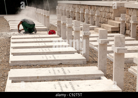 Steinmetze arbeiten auf Grabsteinen auf dem polnischen Friedhof in Montecassino Stockfoto