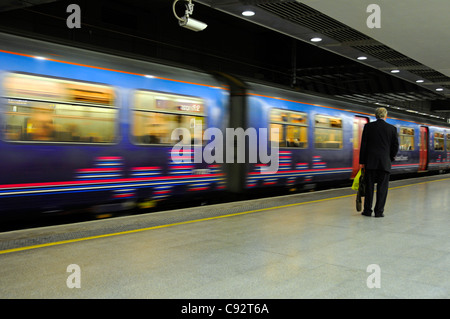 Bewegungsunschärfe des ersten Capital Connect-Zuges und Bahnsteigs am St. Pancras International Low Level-Bahnhof, der Thameslink Services bedient, London, England, Großbritannien Stockfoto