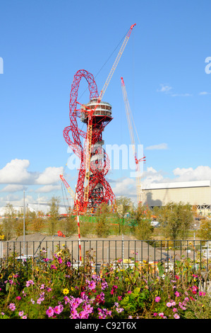 Blumenausstellung entlang des Greenway-Pfads Teil der Olympischen Baustelle 2012 auf dem ArcelorMittal Orbit Tower Stratford UK wird gearbeitet Stockfoto