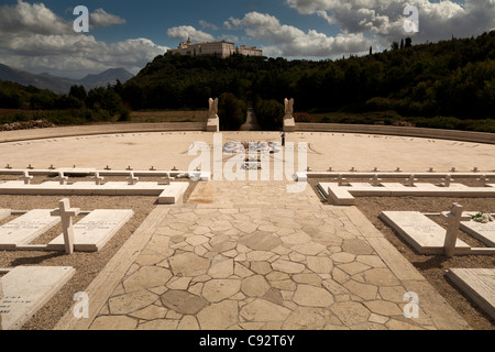 Die polnische Friedhof in Montecassino mit dem Kloster auf dem Hügel Stockfoto