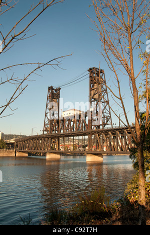 Portland Stadt Stadt Oregon Stahlbrücke über den Willamette River Vereinigte Staaten von Amerika-USA Stockfoto