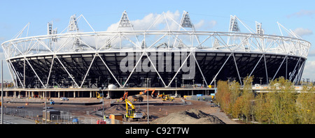 Landschaftsbau in Arbeit um abgeschlossen Moderne 2012 Olympiastadion Struktur Gebäude Olympic Park Stratford City Newham East London England Großbritannien Stockfoto