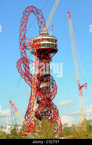 ArcelorMittal Orbit Turm & Aussichtsplattform in Arbeit kurz vor der Fertigstellung Baustelle Kräne an der Olympischen Spiele 2012 in London Skulptur Standort Stockfoto