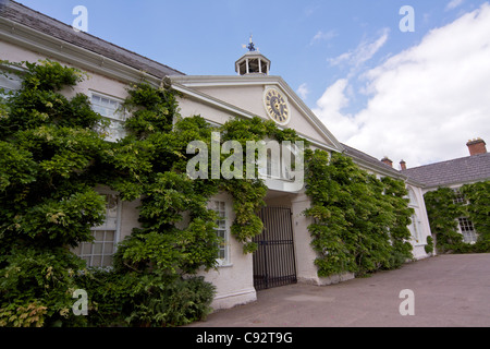 Shugborough ist ein Landgut in Great Haywood, deren ursprüngliche Diener Quartalen Eingang erhalten geblieben ist. Stockfoto