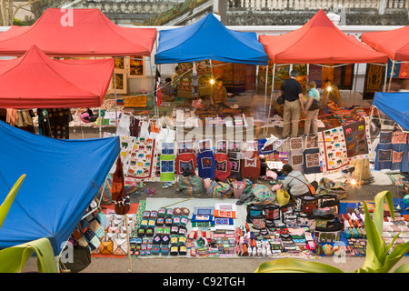 Einkaufen in der Nacht Handwerksmarkt, Luang Prabang, Laos Stockfoto