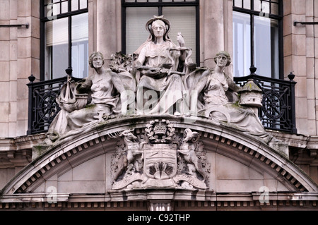 Die Fassade eines Gebäudes auf dem Haymarket in London zeigt das Wappen der Provinz British Columbia. Stockfoto