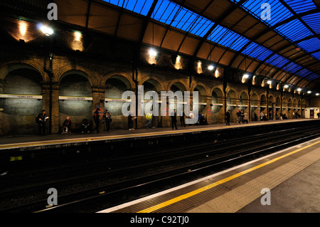 Die Plattform zur u-Bahnstation Notting Hill Gate in London in den frühen Morgenstunden. Stockfoto