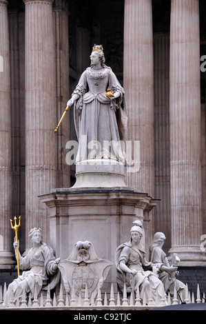 Eine Statue von Königin Anne Oustide der Vorderseite der St. Pauls Cathedral. Die Statue wurde von Francis Bird aus weißem Marmor geschnitzt. Stockfoto