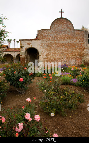 Kalifornien - Blumen-Gärten rund um den ältesten Teil der Mission San Juan Capistrano. Stockfoto