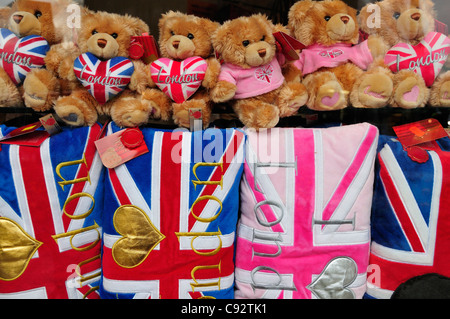 Souvenir-Teddybären und Kissen mit dem Union Jack. Stockfoto