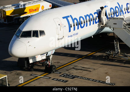 Eine Boeing 757 Flugzeug von Thomas Cook Airlines getankt und bereit für die nächste Reise vorbereitet. Stockfoto