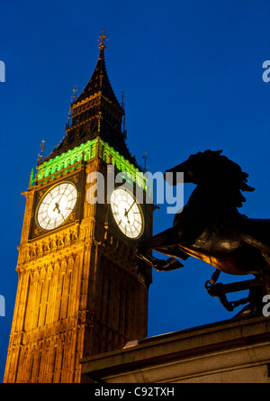 Pferd Statue Teil Boadicea und Streitwagen und Big Ben Clock Tower der Häuser des Parlaments in der Nacht London England UK Stockfoto