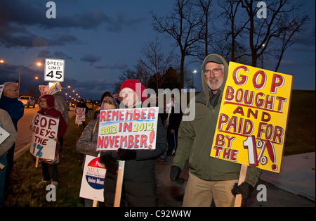 Auburn Hills, Michigan - Menschen Streikposten außerhalb der republikanische Präsidentschafts-Debatte an der Oakland University. Stockfoto