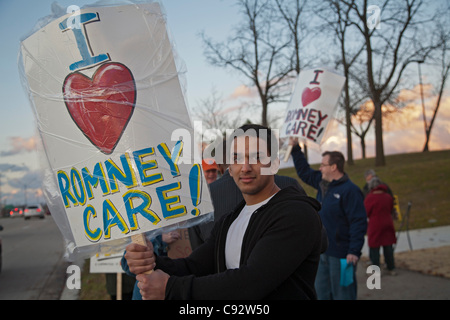 Auburn Hills, Michigan - Menschen Streikposten außerhalb der republikanische Präsidentschafts-Debatte an der Oakland University. Stockfoto