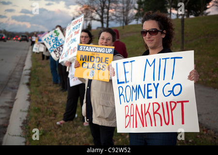 Auburn Hills, Michigan - Menschen Streikposten außerhalb der republikanische Präsidentschafts-Debatte an der Oakland University. Kandidat Mitt Romney hatte früher vorgeschlagen, dass die Autofirmen in Konkurs gehen dürfen. Stockfoto