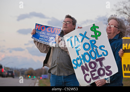 Auburn Hills, Michigan - Menschen Streikposten außerhalb der republikanische Präsidentschafts-Debatte an der Oakland University. Stockfoto