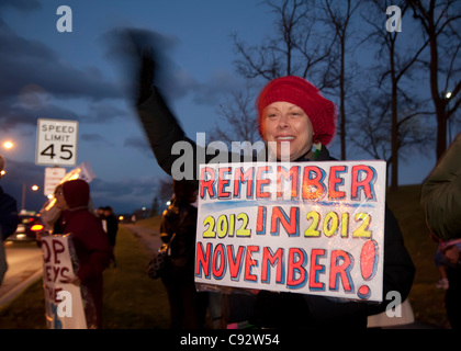 Auburn Hills, Michigan - Menschen Streikposten außerhalb der republikanische Präsidentschafts-Debatte an der Oakland University. Stockfoto