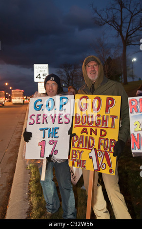 Auburn Hills, Michigan - Menschen Streikposten außerhalb der republikanische Präsidentschafts-Debatte an der Oakland University. Stockfoto