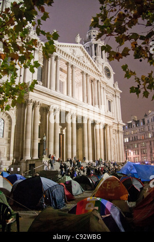 Londoner Börse Protest außerhalb St. Pauls Cathedral zu besetzen, in der Nacht mit Zelten außerhalb London England UK Stockfoto