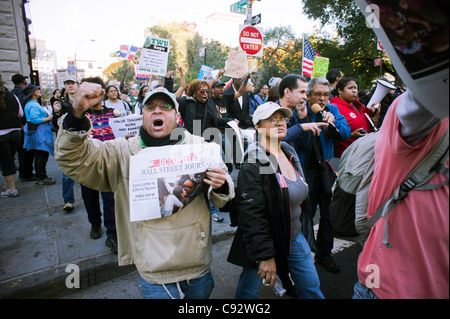 Mehrere hundert Latino und schwarze Bewohner von Washington Heights März 11 Meilen von Washington Heights Zuccotti Park Stockfoto