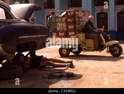 Fahrer, die Festsetzung seiner 50-Ära amerikanische Auto in einer Straße in Havanna. Habana Vieja, Havanna, Kuba Stockfoto