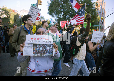 Mehrere hundert Latino und schwarze Bewohner von Washington Heights März 11 Meilen von Washington Heights Zuccotti Park Stockfoto