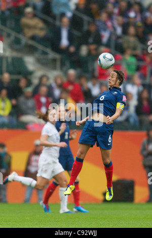 Die französische Mannschaftskapitän Sandrine Soubeyrand führt den Ball beim Halbfinalspiel der FIFA Frauen-Weltmeisterschaft gegen die USA am 13. Juli 2011 im Stadion im Borussia Park in Mönchengladbach. Nur redaktionelle Verwendung. Kommerzielle Nutzung verboten. (Foto: Jonathan Paul Larsen / Diadem Images) Stockfoto