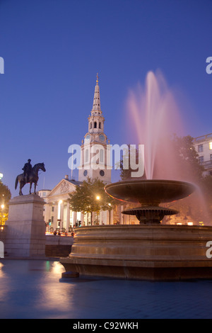 Nachtansicht des Trafalgar Square mit Springbrunnen, Statue von König George IV und St. Martin in den Bereichen Kirche London England UK Stockfoto