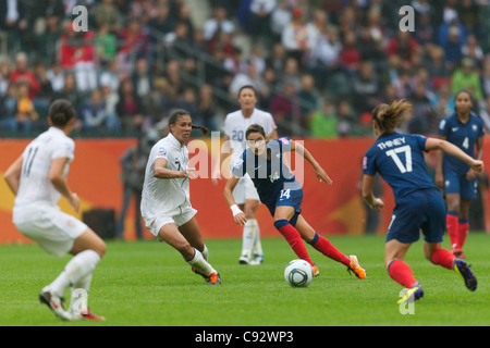 Shannon Boxx aus den Vereinigten Staaten (L) und Louisa Necib aus Frankreich (R) beobachten den Ball während eines Halbfinalspiels der FIFA Frauen-Weltmeisterschaft im Stadion im Borussia Park am 13. Juli 2011 in Mönchengladbach. Nur redaktionelle Verwendung. Kommerzielle Nutzung verboten. Stockfoto