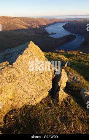 Haweswater aus Harter Fell, englischen Lake District.  Es ist ein Maßstab, geschnitzt in den Felsen im Vordergrund. Stockfoto