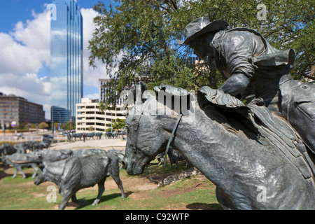 Trail Rider als Teil der Cattle Drive Skulpturen in Pioneer Plaza, Dallas, Texas, USA Stockfoto