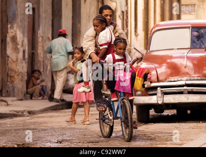 Vater mit seinem kleinen Mädchen von der Schule zurückkommen. Centro Habana, La Habana, Havana, Kuba Stockfoto