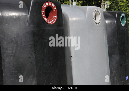 Flaschenbank zum Recycling von verschiedenfarbigen Glas - Reading, Berkshire, England, UK Stockfoto