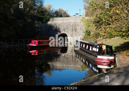 Lastkahn aus dem Darkie Tunnel am Llangollen Kanal, Kanal Teil des Shropshire Union Canal bei Chirk Stockfoto