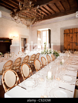 Es ist traditionell nach Hochzeiten für die Gäste eine oft formale Mahlzeit zusammen zu genießen. Hier in Villa Catureglio in Borgo ein Stockfoto