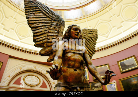 Der Erzengel Luzifer Bronze-Statue des Bildhauers Sir Jacob Epstein in der Runde Gallery of Birmingham Museum und Art Gallery, UK Stockfoto