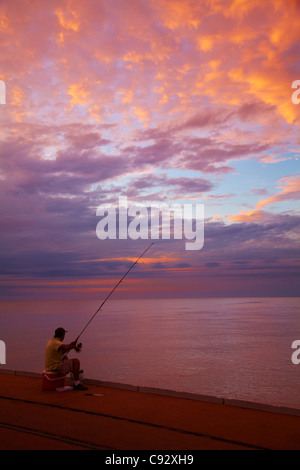 Fischerei vor Derby Wharf bei Sonnenuntergang, Derby, Kimberley-Region, Western Australia, Australien Stockfoto