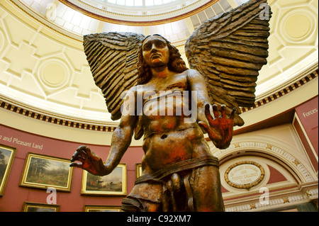 Der Erzengel Luzifer Bronze-Statue des Bildhauers Sir Jacob Epstein in der Runde Gallery of Birmingham Museum und Art Gallery, UK Stockfoto