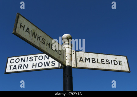 Ein Straßenschild in Ambleside, Hawkshead, Coniston und Tarn Hows Lake District Stockfoto