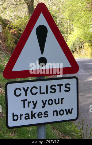 Ein Schild in der Seenplatte Warnung Radfahrer versuchen ihre Bremsen vor einem steilen Abstieg Stockfoto