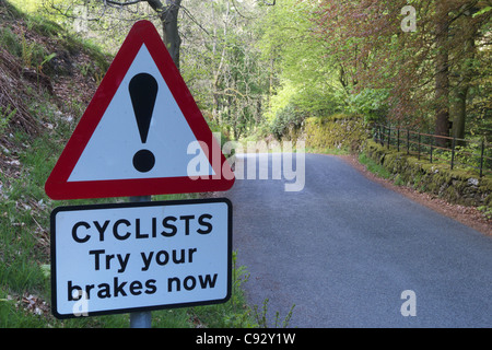 Ein Schild in der Seenplatte Warnung Radfahrer versuchen ihre Bremsen vor einem steilen Abstieg Stockfoto