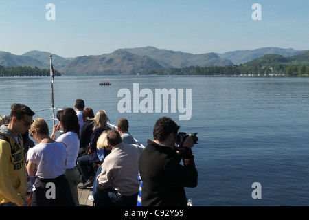 Touristen auf dem Ullswater Dampfer im Lake District Stockfoto