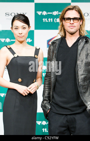 10. November 2011: Tokyo, Japan - japanische Schauspielerin Kazue Fukiishi (links) und US-Schauspieler Brad Pitt (rechts) besucht die Pressekonferenz für den Film "Moneyball". Der Film wird in den japanischen Kinos vom 11. November veröffentlicht werden. (Foto von Christopher Jue/Nippon News) Stockfoto