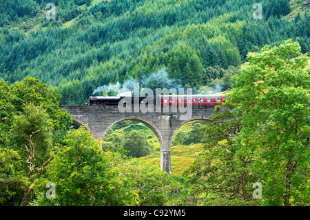 Dampfmaschine Lord of the Isles zieht Personenzug in Glenfinnan Viadukt nach Mallaig von Fort William. Highland, Schottland Stockfoto